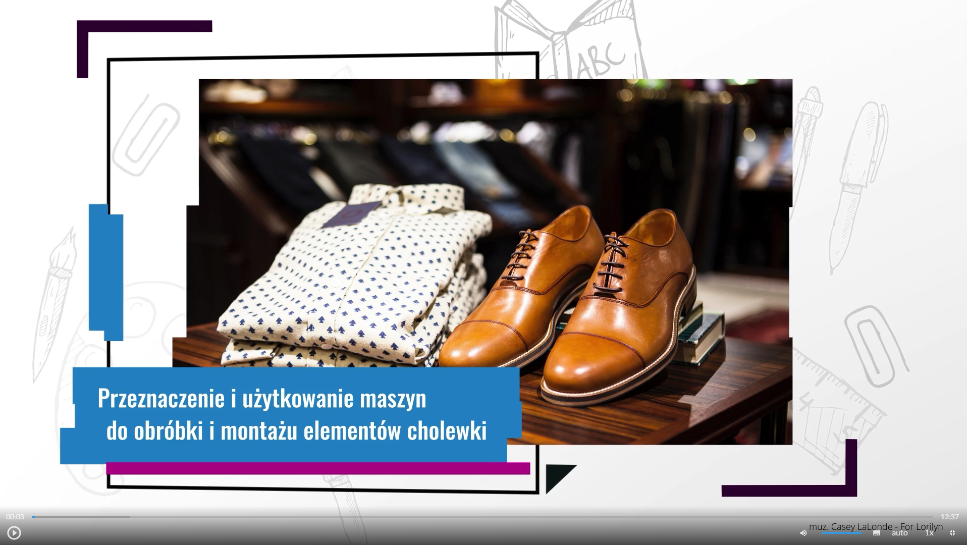 Grafika przedstawia ekran odtwarzacza filmu. Po lewej stronie ramka z tytułem: Przeznaczenie i użytkowanie maszyn do obróbki i montażu elementów cholewki. W tle zdjęcie przedstawiające parę męskich butów z brązowej skóry i złożoną, białą koszulę z niebieskim wzorem. W dolnej części znajdują się ikony nawigacyjne. W lewym dolnym rogu jest ikona trójkąta w kole, która służy do włączenia lub wyłączenia filmu. Pośrodku dolnej części znajduje się ikona głośnika, a obok niego jest niebieska linia regulacji poziomu głośności. Obok jest ikona przedstawiająca fragment sylwetki człowieka (głowa i górna część tułowia), która służy do włączenia audiodeskrypcji. Po prawej stronie głowy znajdują się dwa białe półkola - zewnętrzne większe, wewnętrzne mniejsze. Obok znajduje się biały prostokąt z czarnymi, małymi polami w dolnej części, który służy do włączenia napisów. Obok napis "auto", który służy do zmiany jakości odtwarzania filmu. Dalej na prawo napis: "jeden x". Służy on do zmiany tempa odtwarzania filmu. W prawym dolnym rogu białe, przerywane kontury kwadratu. Ikona ta służy do włączenia trybu pełnoekranowego. 