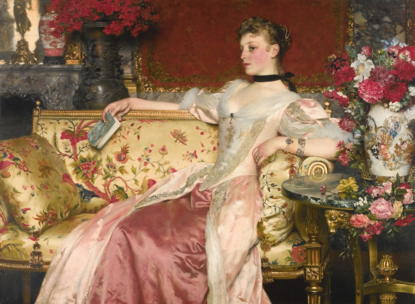 Obraz przedstawia młodą, piękną kobietę siedzącą na małej, obszywanej wzorzystym materiałem kanapie. Kobieta ubrana jest w piękną biało-różową suknię z dużym dekoltem. Lewym ramieniem i plecami opiera się o poduszkę i wysoki podłokietnik, prawą rękę trzyma na oparciu. W prawej dłoni ma książkę. Wokół wazony z kwiatami.