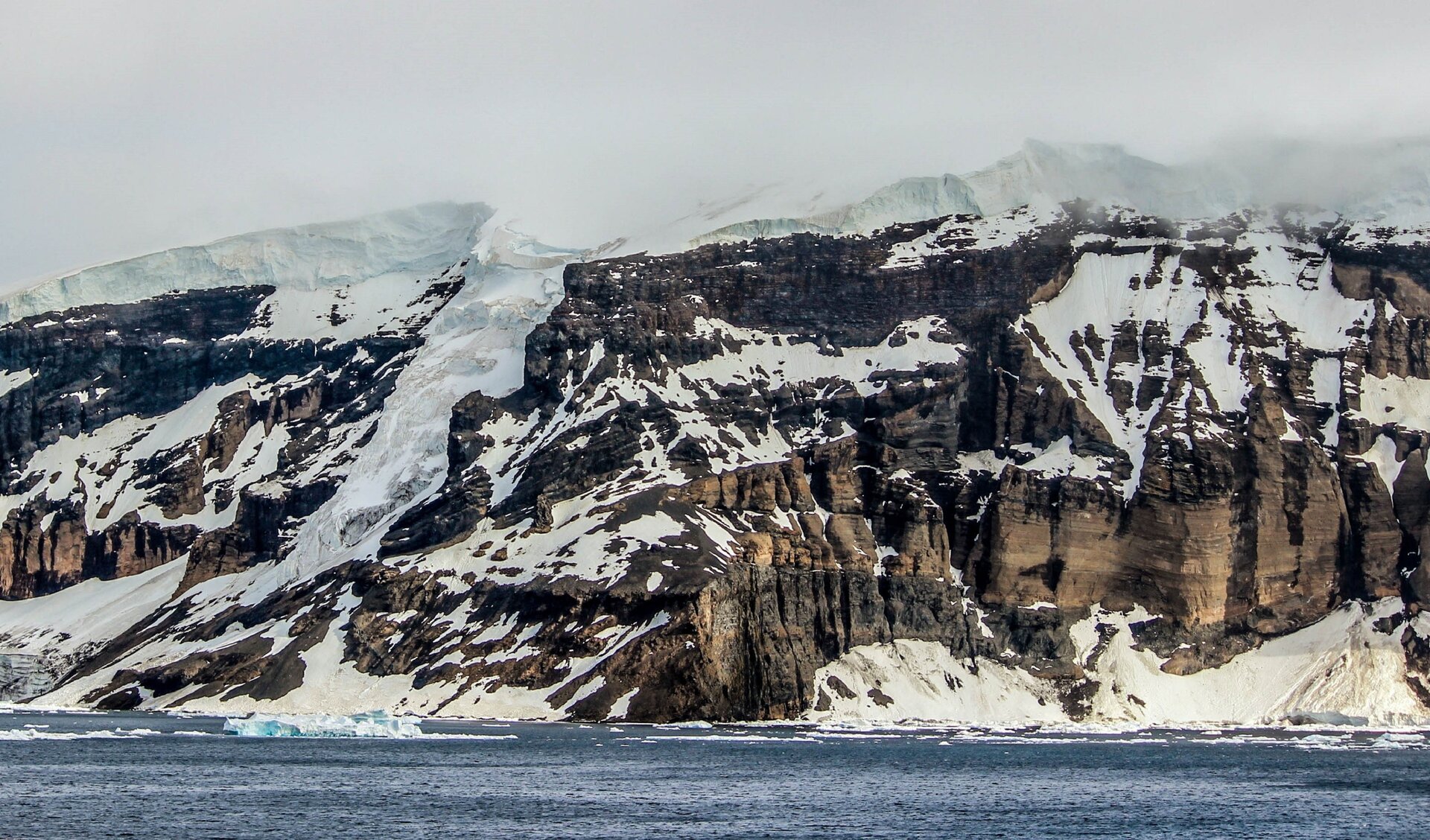Na fotografii widać skaliste wzniesienie pokryte śniegiem i lodem.