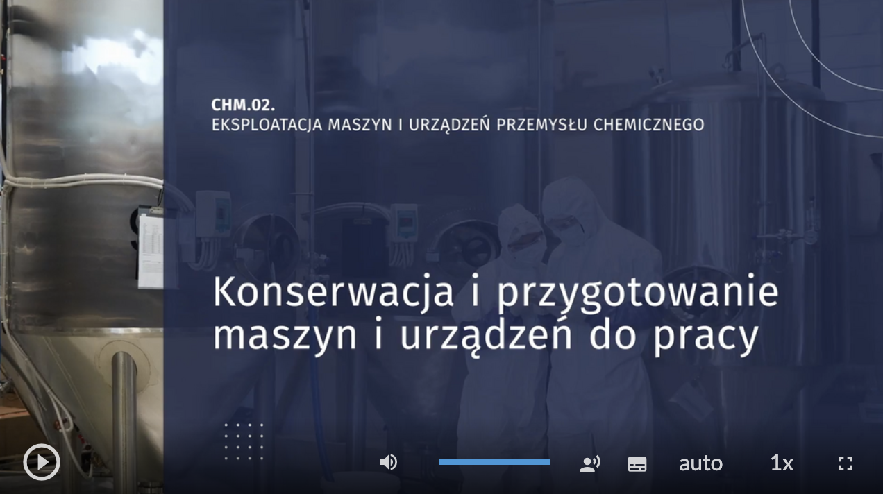 Druga sekwencja to CHM 02, eksploatacja maszyn i urządzeń przemysłu chemicznego: Konserwacja i przygotowanie maszyn i urządzeń do pracy. W tle widoczne jest szczelnie zamknięta kadź znajdująca się w zakładzie produkcyjnym. W dolnej części okna zamieszczono pasek odtwarzacza z ikonami umożliwiającymi nawigację, zmianę głośności i informacją o szybkości odtwarzania filmu.