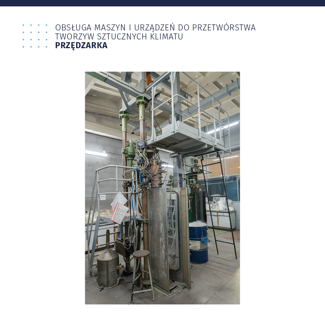 Ilustracja zatytułowana: Obsługa maszyn i urządzeń do przetwórstwa tworzyw sztucznych klimatu. Przędzarka. Ilustracja przedstawia urządzenie rozbudowane pionowo. W dolnej części są dwie drabinki. W górnej platforma, na która można wejść. Widoczna beczka, do której spływa w postaci cienkich włókien polimer, liczne kable.