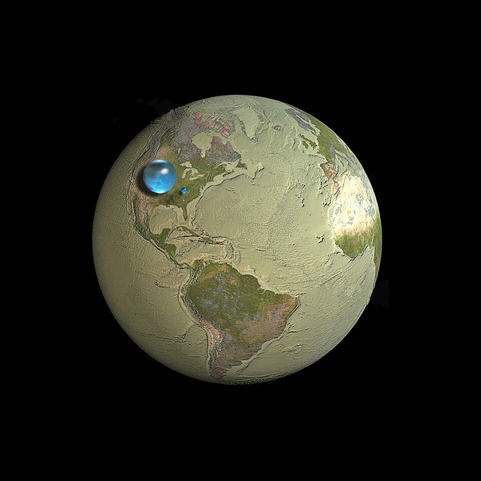 Ilustracja przedstawia grafikę komputerową ukazującą ziemskie zapasy wody. Pokazuje ona glob ziemski od strony Oceanu Atlantyckiego, z którego zebrana została cała warstwa wody. Na tle obszaru Stanów Zjednoczonych umieszczone zostały trzy niebieskie kule. Pierwsza z lewej i największa symbolizuje całe zasoby wody na Ziemi zebrane w jednym miejscu z zachowaniem skali. Druga, znacznie mniejsza kulka o rozmiarach małego stanu odzwierciedla zasoby wody słodkiej, natomiast kulka najmniejsza, zajmująca powierzchnię dużego miasta to woda słodka zawarta w wodach powierzchniowych.