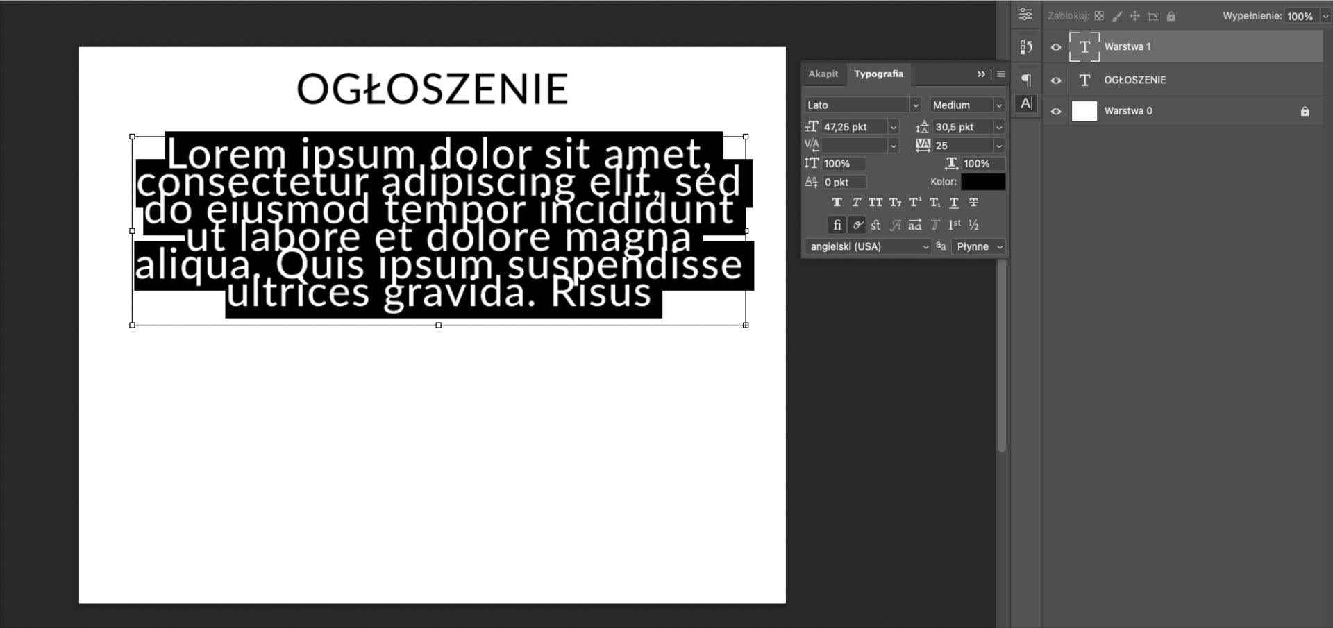 Ilustracja przedstawia okno programu. W obszarze roboczym jest tekst zatytułowany: Ogłoszenie, a poniżej znajduje się tekst zapisany po łacinie. Zaczyna się od słów: Lorem ipsum dolor sit amet. Tekst jest wyśrodkowany, na czarnym tle, znajduje się w prostokątnej ramce. Po prawej stronie jest panel z wybraną opcją: Typografia. W kolorze zaznaczono barwę czarną. Wersy tekstu nieznacznie na siebie nachodzą. W Typografii zaznaczono odstęp między wersami 30,5 pkt. Dalej po prawej stronie jest panel. Obok ikon oka jest kolejno duża litera T w ramce nazwana Warstwa 1, duża litera T o nazwie Ogłoszenie, biały prostokąt o nazwie Warstwa 0. Podświetlono literę T w ramce o nazwie Warstwa1.   