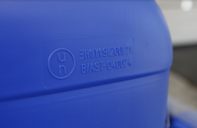 Zdjęcie przedstawia wytłoczony na opakowaniu kod: 3 H 1 ukośnik Y 1 kropka 9 ukośnik 200 ukośnik 21, poniżej B ukośnik A S T myślnik 0 4 0 0 7 4; obok kodu znak: okrąg.  W jego dolnej połowie drukowana mała litera n. W górnej połowie okręgu jej odbicie lustrzane odwrócone do góry nogami.