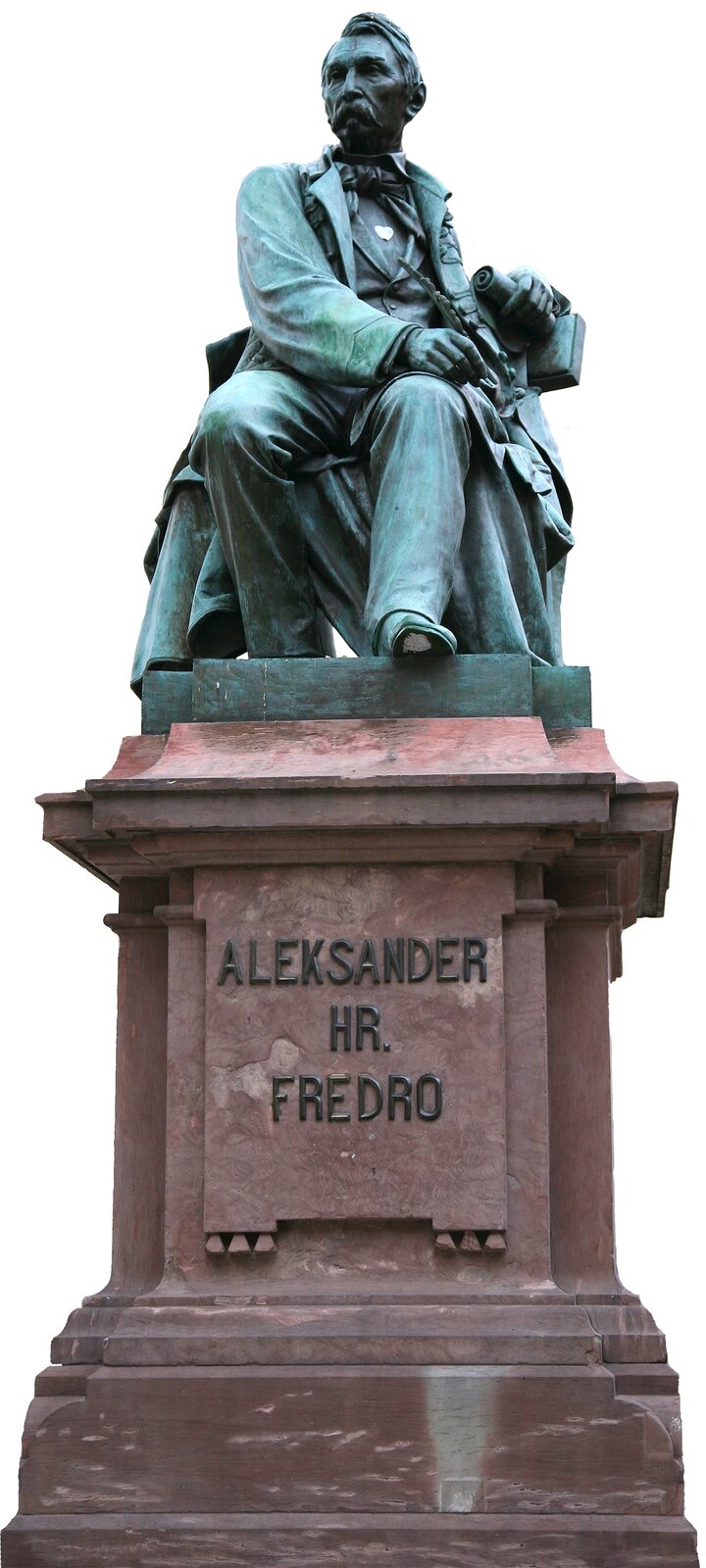 Zdjęcie przedstawia pomnik siedzącego na krześle pisarza, który w jednej dłoni trzyma pióro, a w drugiej rolkę papieru. Rzeźba ustawiona jest na wysokim, marmurowym cokole. Na nim znajduje się napis: Aleksander hr. Fredro.