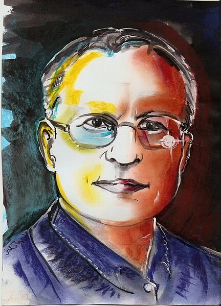 Obraz przedstawia portret młodego mężczyzny. Ma on krótkie, proste włosy. Jego twarz jest owalna. Mężczyzna nosi okulary. Lekko się uśmiecha.