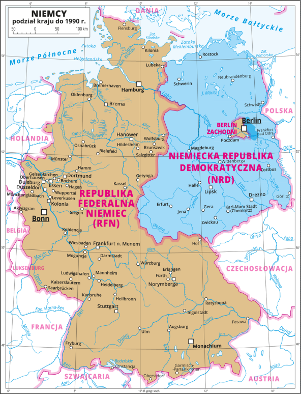 Mapa przedstawia podział Niemiec do 1990 roku. Na mapie wyróżniono obecne terytorium Niemiec, które jest podzielone na dwa kolory- niebieski i brązowy, na różowo zaznaczono ówczesne granice państwowe. Na brązowo zaznaczono Republikę Federalną Niemiec (RFN) ze stolicą w Bonn oraz na niebiesko zaznaczono Niemiecką Republikę Demokratyczną (NRD). Na brązowo zaznaczono również niewielki obszar obok Berlina i podpisano ten obszar jako Berlin Zachodni. Granica miedzy RFN i NRD przebiega od północy od Lubeki, do koryta Łaby idąc na wschód wraz biegiem tej rzeki. Następnie odbija w stronę Wolfsburga i kieruje się do okolic niedaleko na wschód od Getyngi. Dalej biegnie na południowy zachód i przecina Wezerę, po czym kieruje się dalej na południe. Na wysokości źródła Wezery granica odbija na wschód i łączy się z granicą Czechosłowacji nieopodal miasta Hof. W lewym górnym rogu mapy w białej ramce znajduje się tytuł mapy "Niemcy podział kraju do 1990 r." a pod nim jest skala liniowa o jednostce 50 km. Dookoła mapy jest biała ramka w której opisano wartości południków i równoleżników, co dwa stopnie.