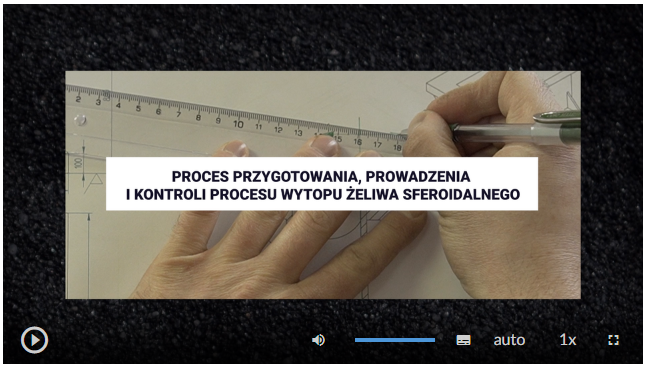 Na zdjęciu widać przykładowy zrzut ekranu z filmu edukacyjnego podczas którego wyświetlana jest plansza tytułowa.Na ekranie wyświetlana jest grafika. Na grafice widać ręce osoby trzymające linijkę oraz ołówek automatyczny. Osoba wykonuje rysunek techniczny na bloku. W centralnej części ekranu na grafice znajduje się przykładowy napis z tytułem filmu: Proces przygotowania, prowadzenia i kontroli procesu wytopu żeliwa sferoidalnego.W dolnej części odtwarzacza znajdują się przyciski sterujące odtwarzanym filmem. W lewym dolnym rogu znajduje się symbol z białym trójkątem umieszczonym w białym okręgu. Jest to przycisk odtwarzania. W prawym rogu odtwarzacza znajdują się kolejne symbole: głośnika wraz poziomym paskiem regulującym poziom głośności odtwarzania, biały prostokąt z czarnym tekstem będący włącznikiem napisów, biały napis auto, 1x określający prędkość odtwarzania, cztery narysowane narożniki kwadratu stanowiące tryb pełnoekranowy.