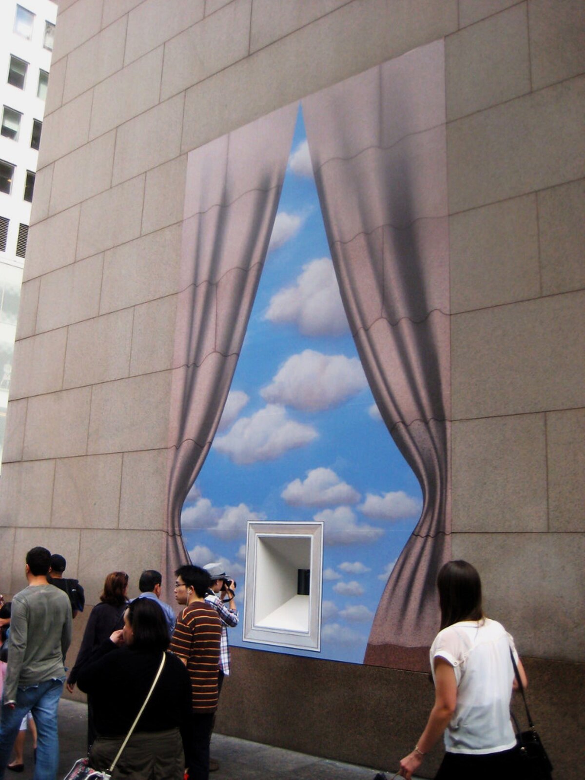 Mural przedstawia rozsuniętą kurtynę, za którą rozpościera się niebo z puszystymi chmurami, a na wysokości przechodniów zamontowano małe okienko. Malowidło powstało na ślepej ścianie budynku, którego powierzchnię pokrywają bloki kamienne. Motyw kamiennych bloków jest również na zasłonach rozsuniętych na dwie strony. Widok pogodnego nieba w zatłoczonej ulicy jest bardzo pokrzepiający.