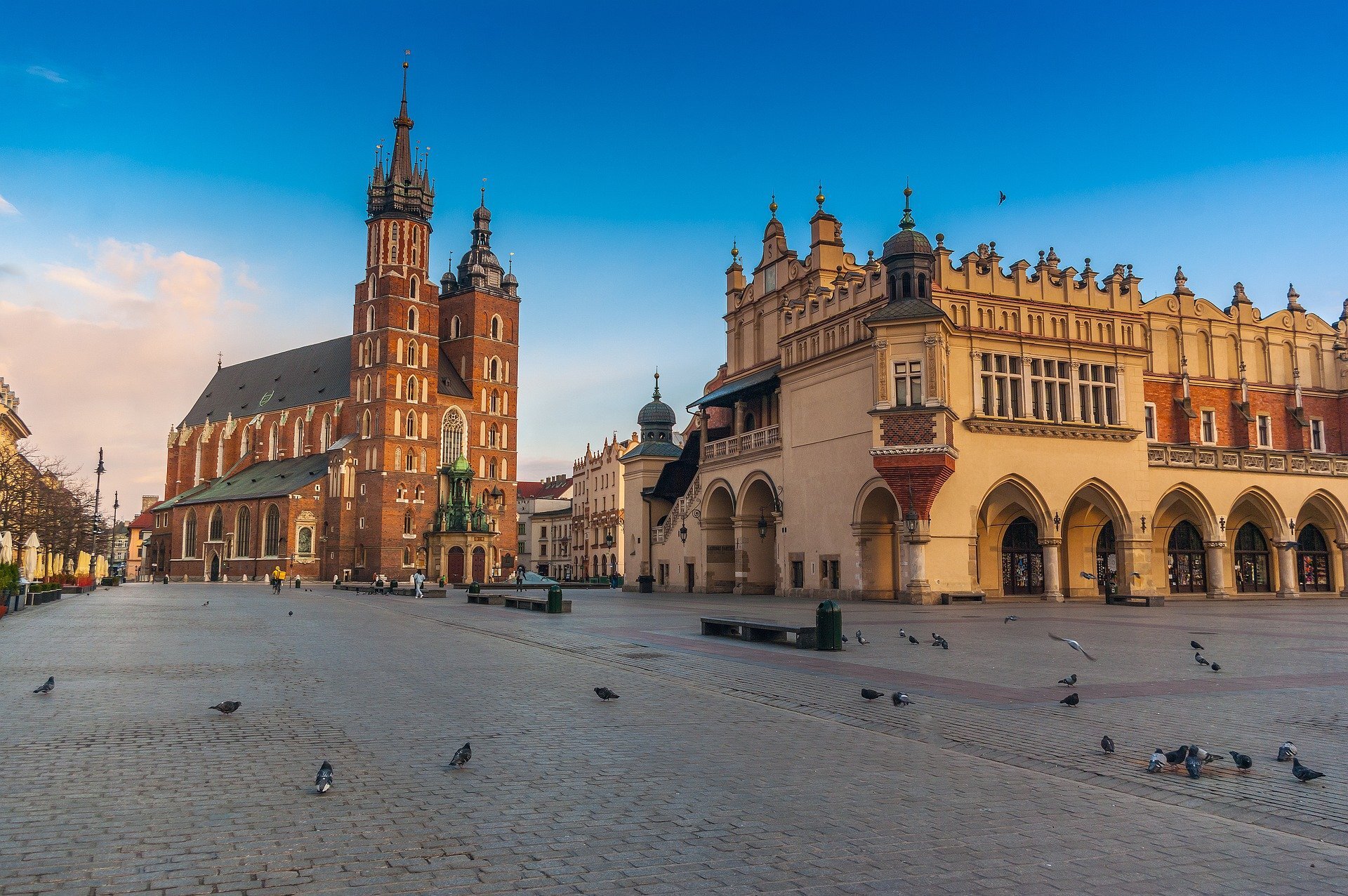 Fotografia z Krakowa, widoczny rynek Starego Miasta z Sukiennicami i wieżą Ratuszową.