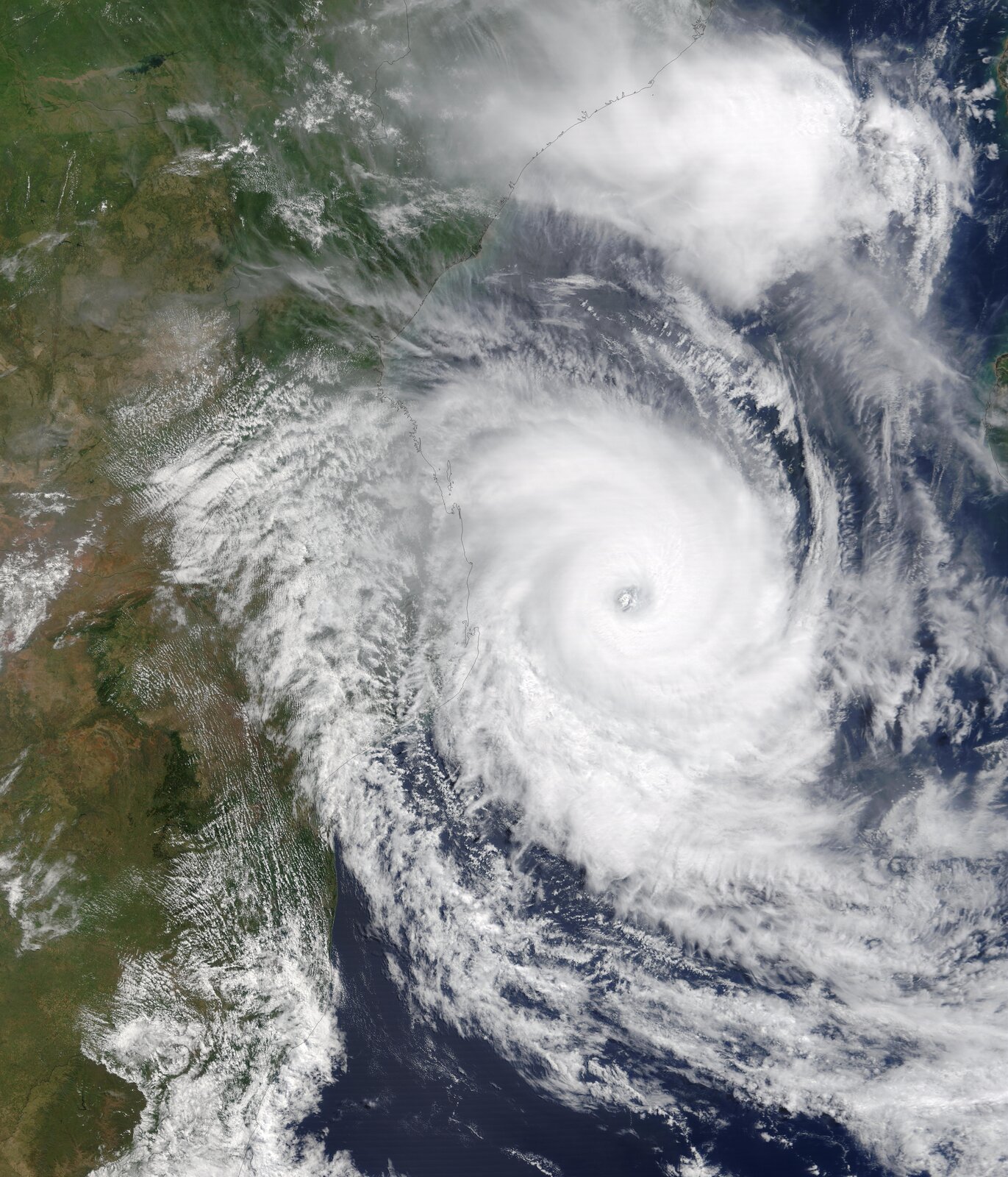 Zdjęcie satelitarne przedstawia wirujący cyklon widziany z góry. W centralnej części zdjęcia znajduje się skupisko wirujących białych chmur. Wewnątrz kręgu, które tworzą wirujące chmury, tworzy się lej. Pusta przestrzeń wewnątrz cyklonu to bezchmurny obszar nazywany okiem cyklonu.