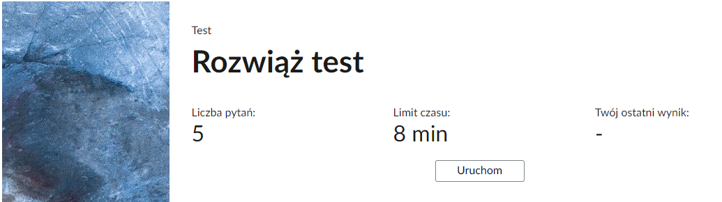 Grafika przedstawia przykładowy ekran początkowy testu. Widoczny jest tytuł testu, liczba pytań, limit czasu, twój ostatni wynik oraz przycisk uruchom. Po lewej stronie znajduje się prostokąt z granatowym wypełnieniem.