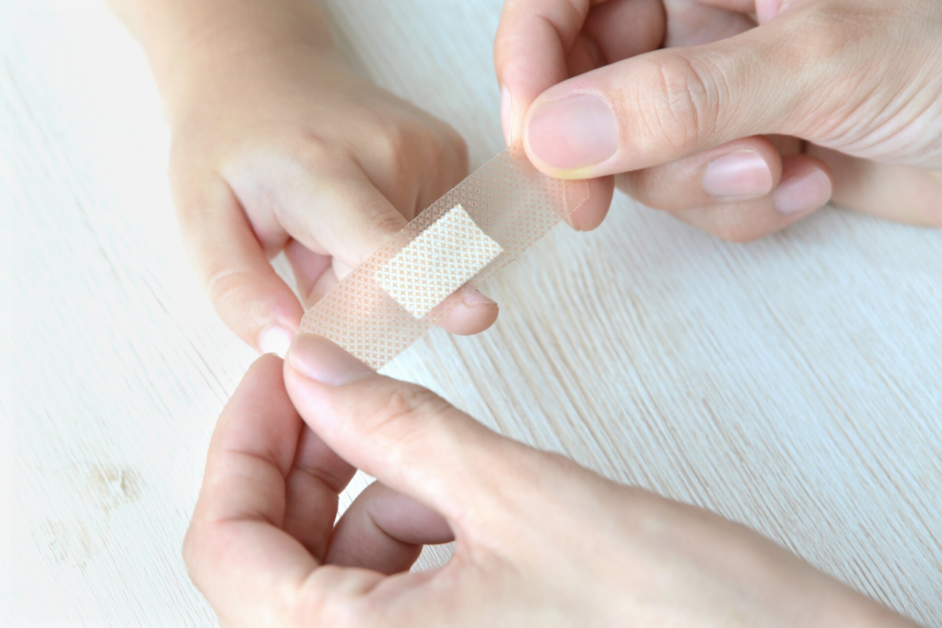 Polecenie do zadania brzmi: Do każdej karty przyporządkuj poprawną odpowiedz. W prawym dolnym rogu zadania umieszczony jest przycisk „Sprawdź”, służący sprawdzeniu poprawności jego wykonania. W zadaniu zostały wykorzystane grafiki przedstawiające: kobietę siedzącą na złotym krześle, mężczyznę ze złotą koroną, mężczyznę z maską i mieczem, kobietę z ekierkami.