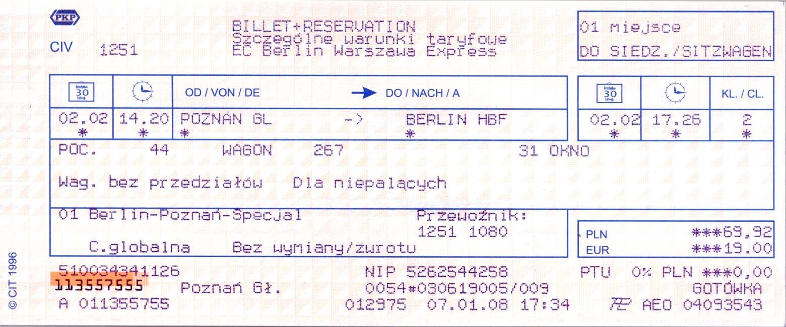 Grafika przedstawia przykładowy akcydens – bilet kolejowy. Widoczny jest prostokątny bilet, podzielony na różne pola, w których wpisane są informacje dotyczące daty i godziny wyjazdu, trasy przejazdu, rezerwacji miejsca, informacje dotyczące przewoźnika, cena biletu itp.