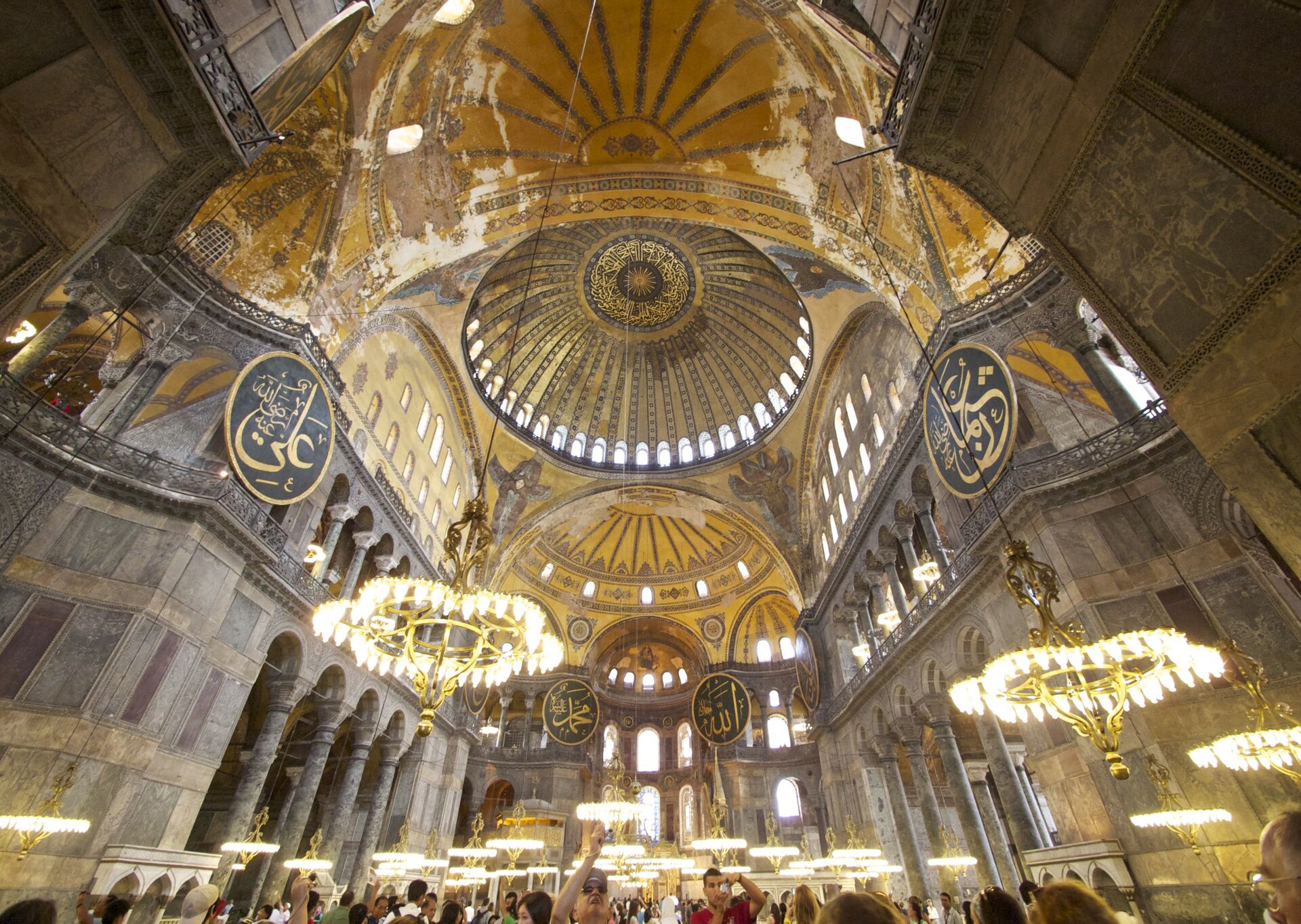 Fotografia barwna przedstawiająca wnętrze muzeum w Stambule Hagia Sophia.