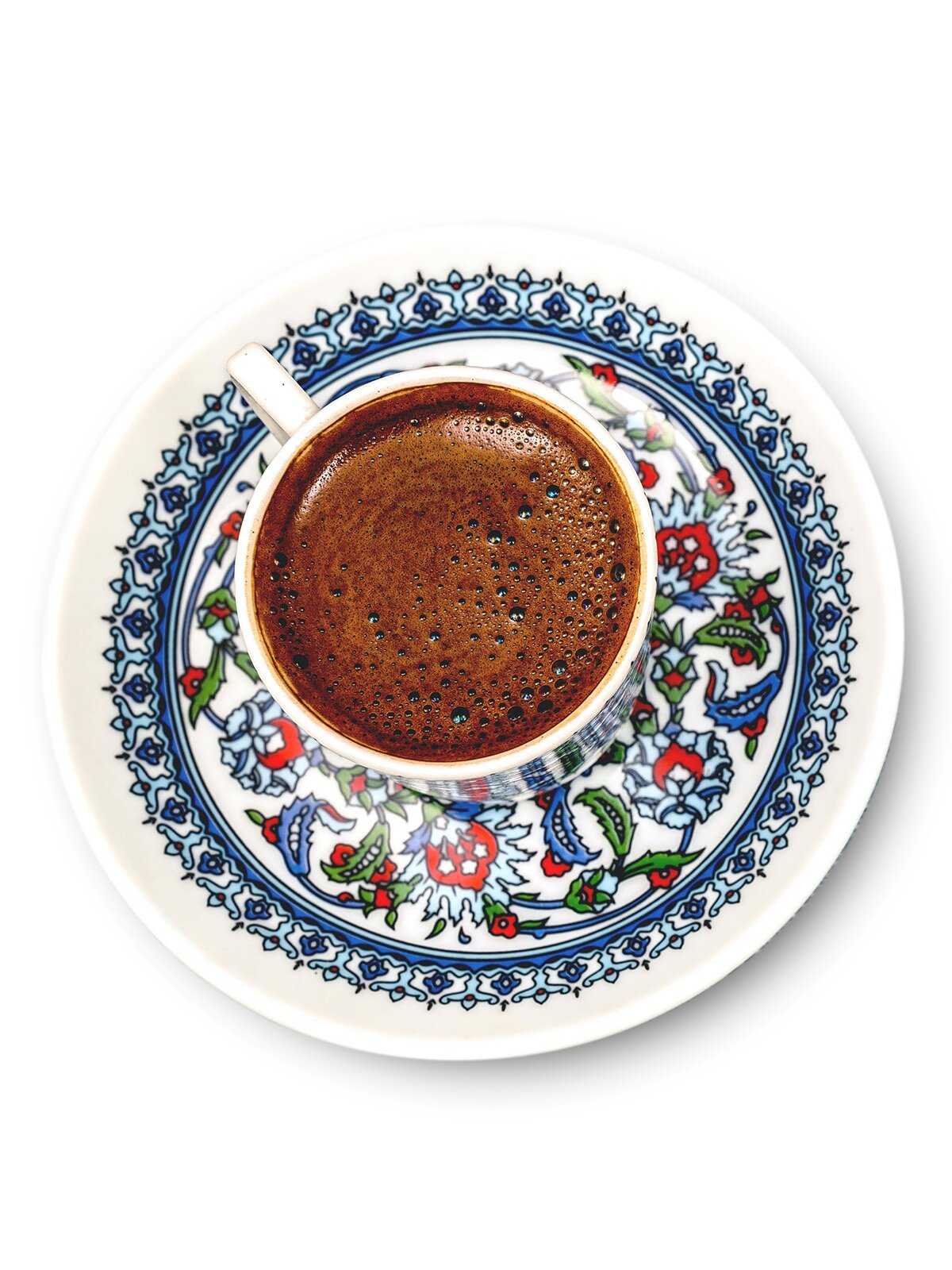 Ilustracja przedstawiająca kawę w białej filiżance, na zdobionym spodku. Widok z góry.