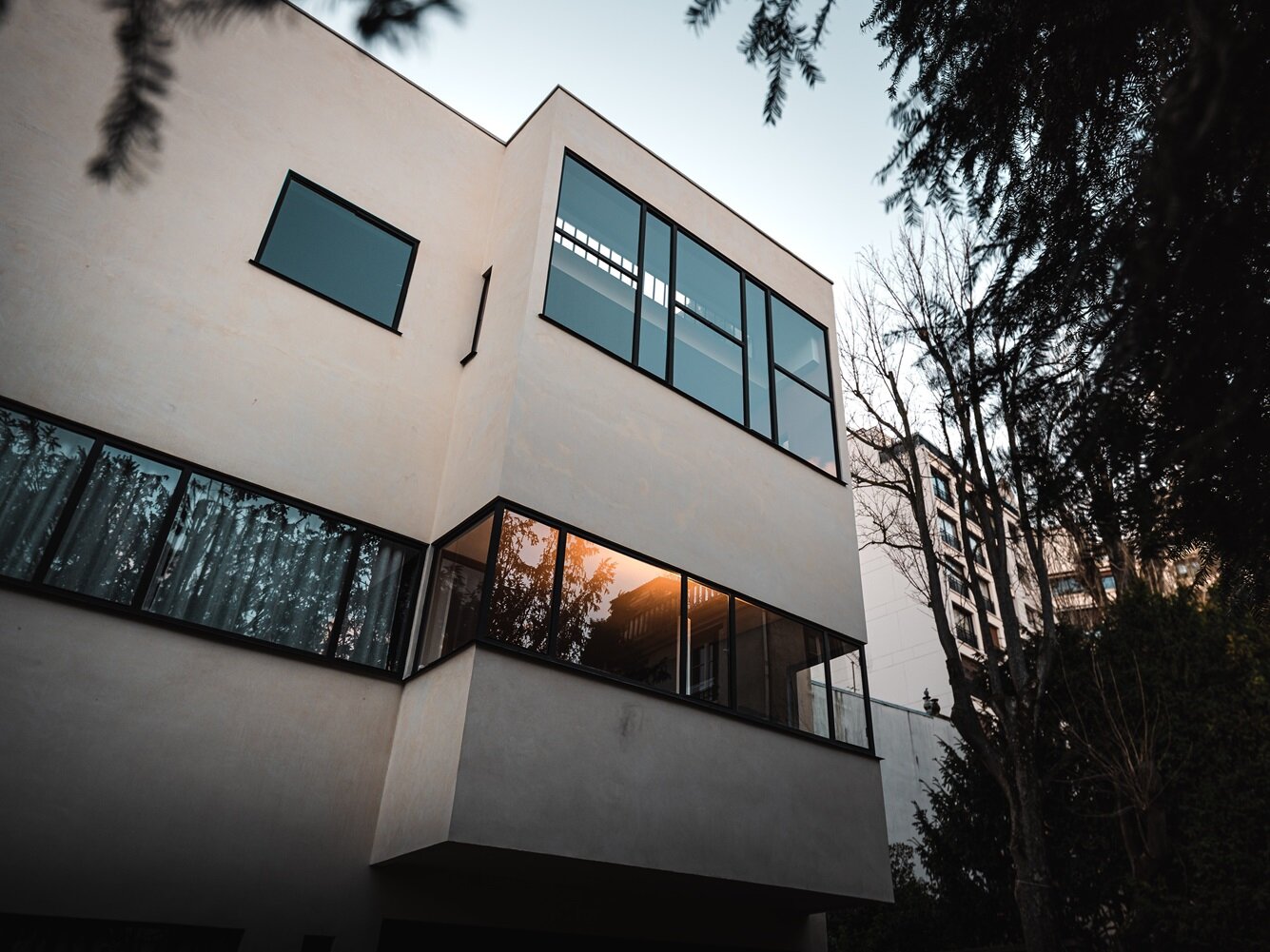 Zdjęcie przedstawia nowoczesny, prostopadłościenny piętrowy budynek, o prostych liniach. Widoczne są na pierwszym piętrze długie okna biegnące wzdłuż całej elewacji, a na drugim piętrze duże okna.