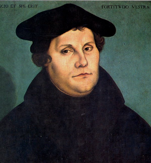 Ilustracja przedstawia portret Marcina Lutera. Ukazany został jako pucołowaty mężczyzna w średnim wieku z kręconymi ciemnymi włosami. Na głowie ma czarny kaszkiet, ubrany w czarny płaszcz.