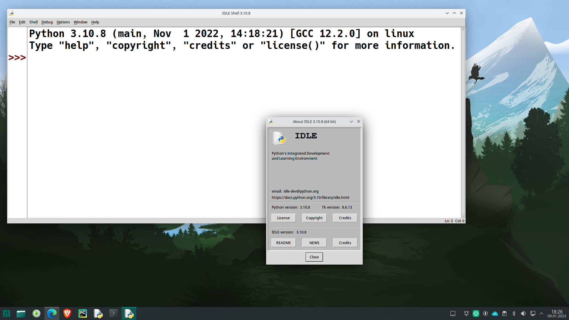 Zrzut ekranu przedstawia widok środowiska IDLE w systemie Linux. W pierwszym małym oknie znajdują się informacje w języku angielskim dotyczące wersji IDLE, Pythona oraz wersji Tk. Poniżej znajdują się przyciski kierujące między innymi do licencji. U dołu umieszczony jest przycisk Zamknij. W tle wyświetlone jest większe okno IDLE Shell trzy kropka dziesięć kropka osiem. Poniżej podanej nazwy znajduje się pasek z narzędziami. W głównym oknie na białym tle wyświetlone są informacje o dacie zainstalowania środowiska IDLE. W tle pod oknami znajduje się pulpit z tapetą przedstawiającą krajobraz górski. U dołu ekranu wyświetlony jest pasek zadań dla systemu Linux.