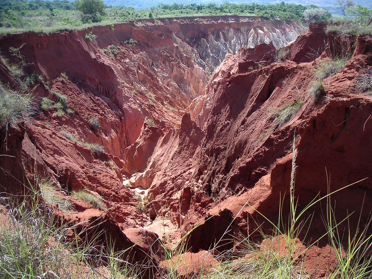 Zdjęcie przedstawia ogromną wyrwę w ziemi. Jest to erozja gleby. 