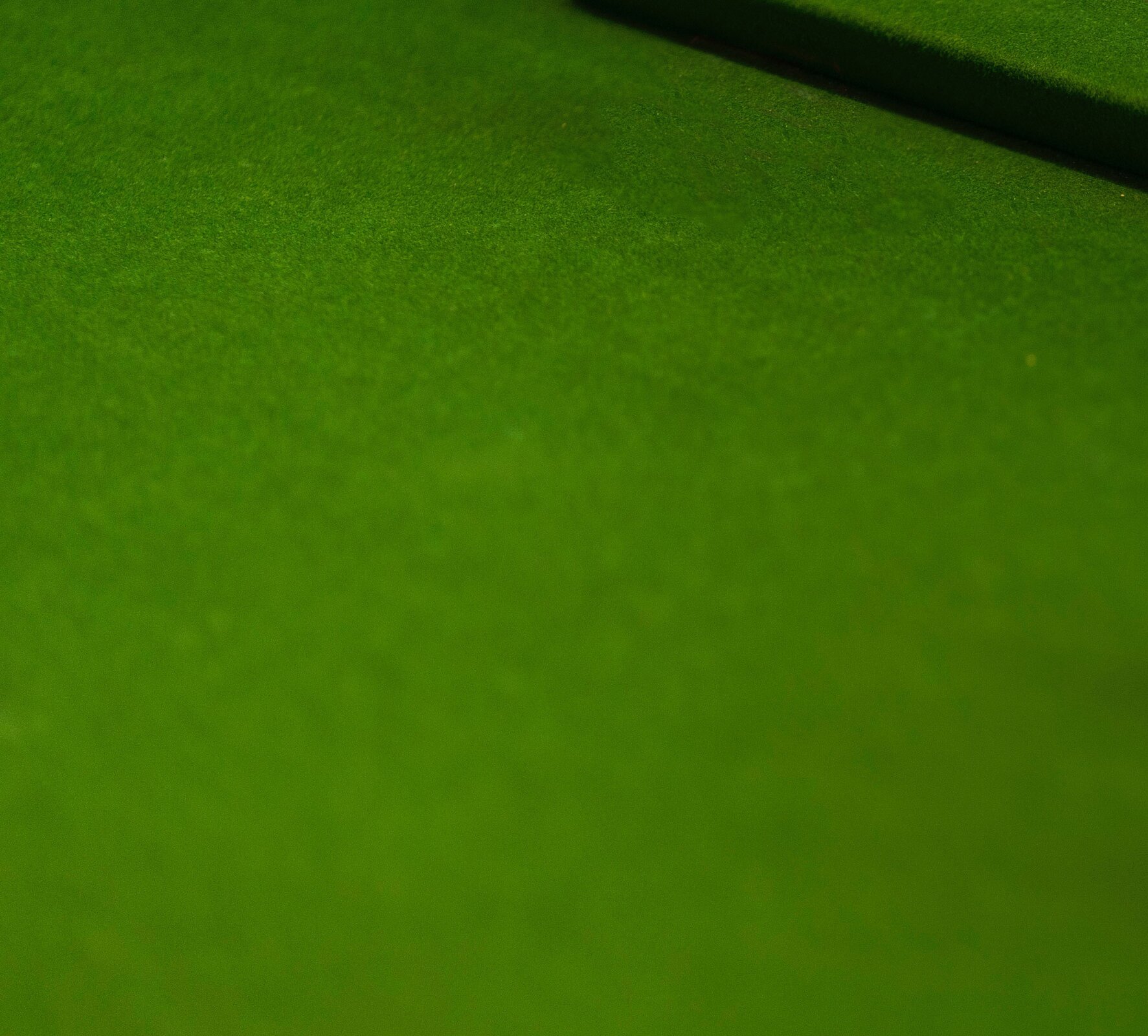 Zdjęcie przedstawia sukno stosowane w pianinach i fortepianach do wyklejania poduszek pod struny. Widoczne jest rozwinięte sukno w kolorze zielonym.