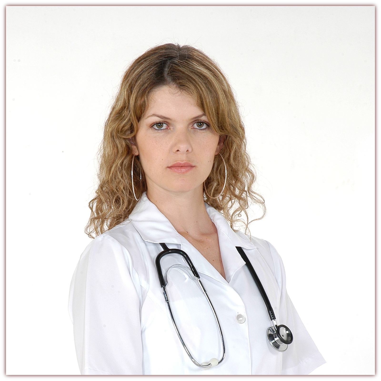 Grafika przedstawia kobietę w fartuchu ze stetoskopem na szyi.