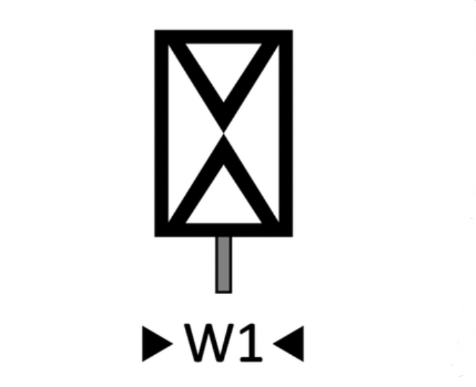 Wskaźnik wu jeden. To prostokąt o dłuższym pionowym boku osadzony na słupku. Prostokąt ma czarną obramówkę, wewnątrz jest biały. Od dolnego boku poprowadzono w górę trójkąt równoramienny o górnym wierzchołku w środku prostokąta. Od górnego boku prostokąta poprowadzono taki sam trójkąt w dół. Trójkąty mają czarny kontur i białe wnętrze i stykają się wierzchołkami.