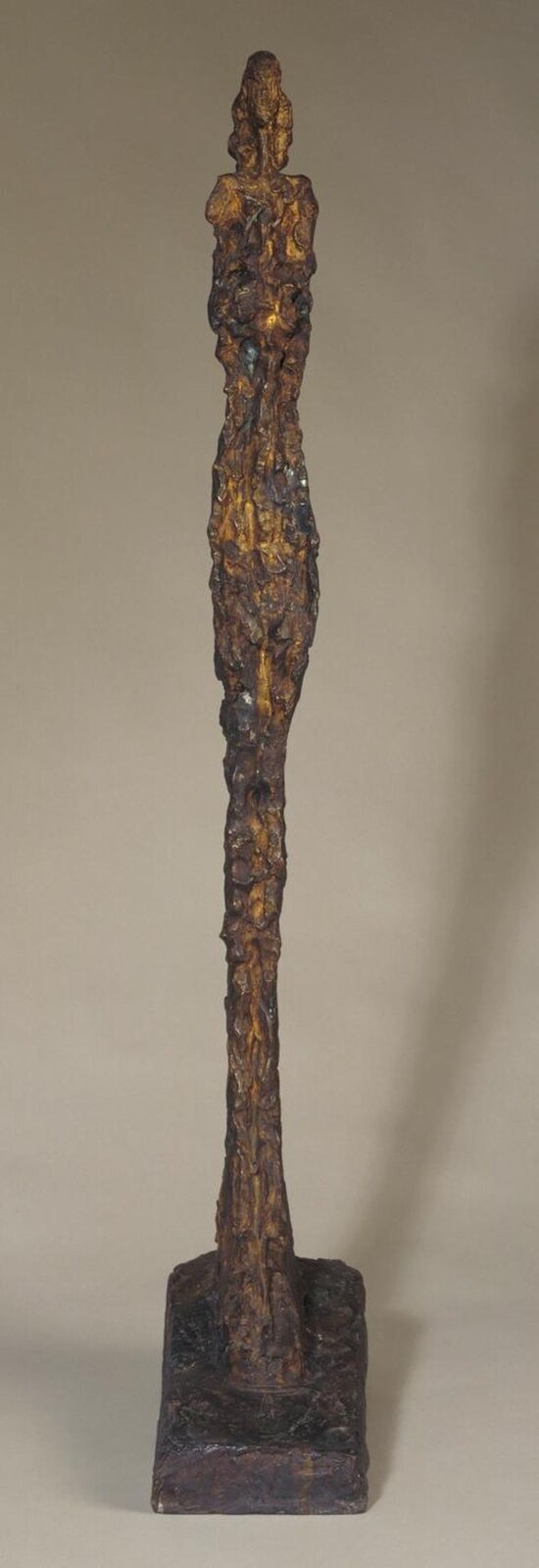 Ilustracja o kształcie pionowego prostokąta przedstawia rzeźbę Alberta Giacomettiego „Kobiety weneckie” z numerem IX. Rzeźba oparta są na szkieletowej konstrukcji. Posiada chropowatą fakturę. Sztywno stoi, nogi ma zespolone, stopy duże, masywne., głowę niewielką, tułów nieco zgeometryzowany, nie posiada wyodrębnionych rąk, jest jedną zwartą bryłą. Podstawą jest duża płyta. Ustawiona została na niewielkiej, kwadratowej podstawie. 