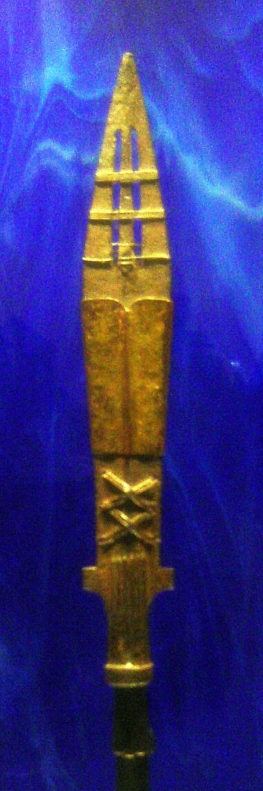 Na zdjęciu kopia włóczni św. Maurycego wykonana ze złota, ma strzelisty kształt.