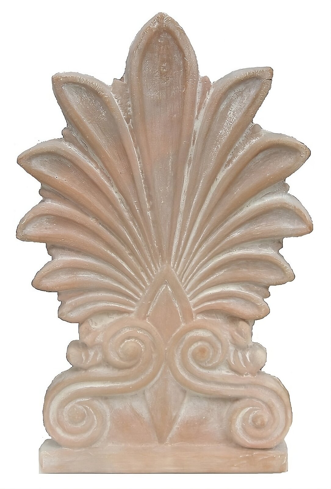 Zdjęcie przedstawia ozdobny element architektoniczny wykonany z kamienia. Stoi na niewielkiej, płaskiej podstawce. Następnie, na dole ma dwa symetryczne, zawijane elementy. Większą część elementu zajmuje motyw liścia palmy, rozłożonego symetrycznie.