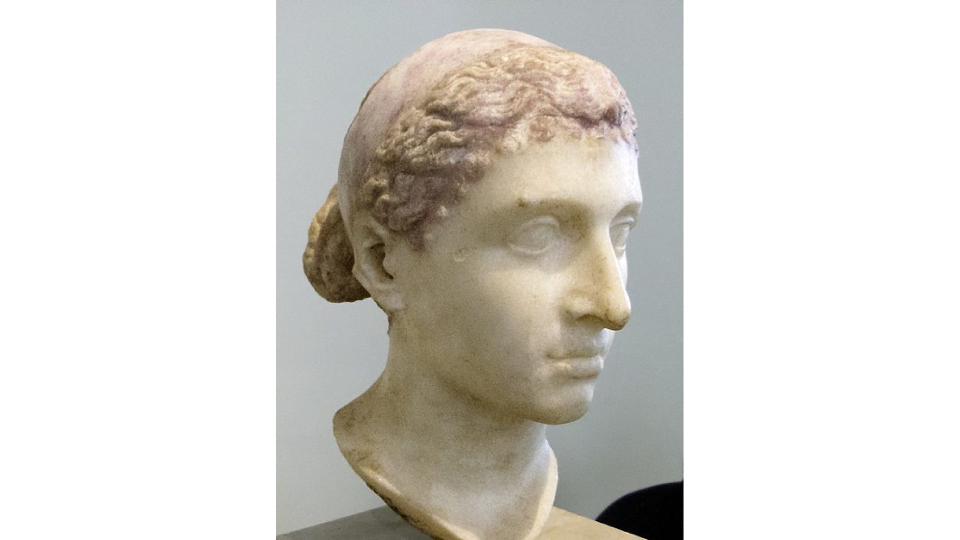 Zdjęcie przedstawia rzeźbę, marmurowe popiersie, głowę Kleopatry. 