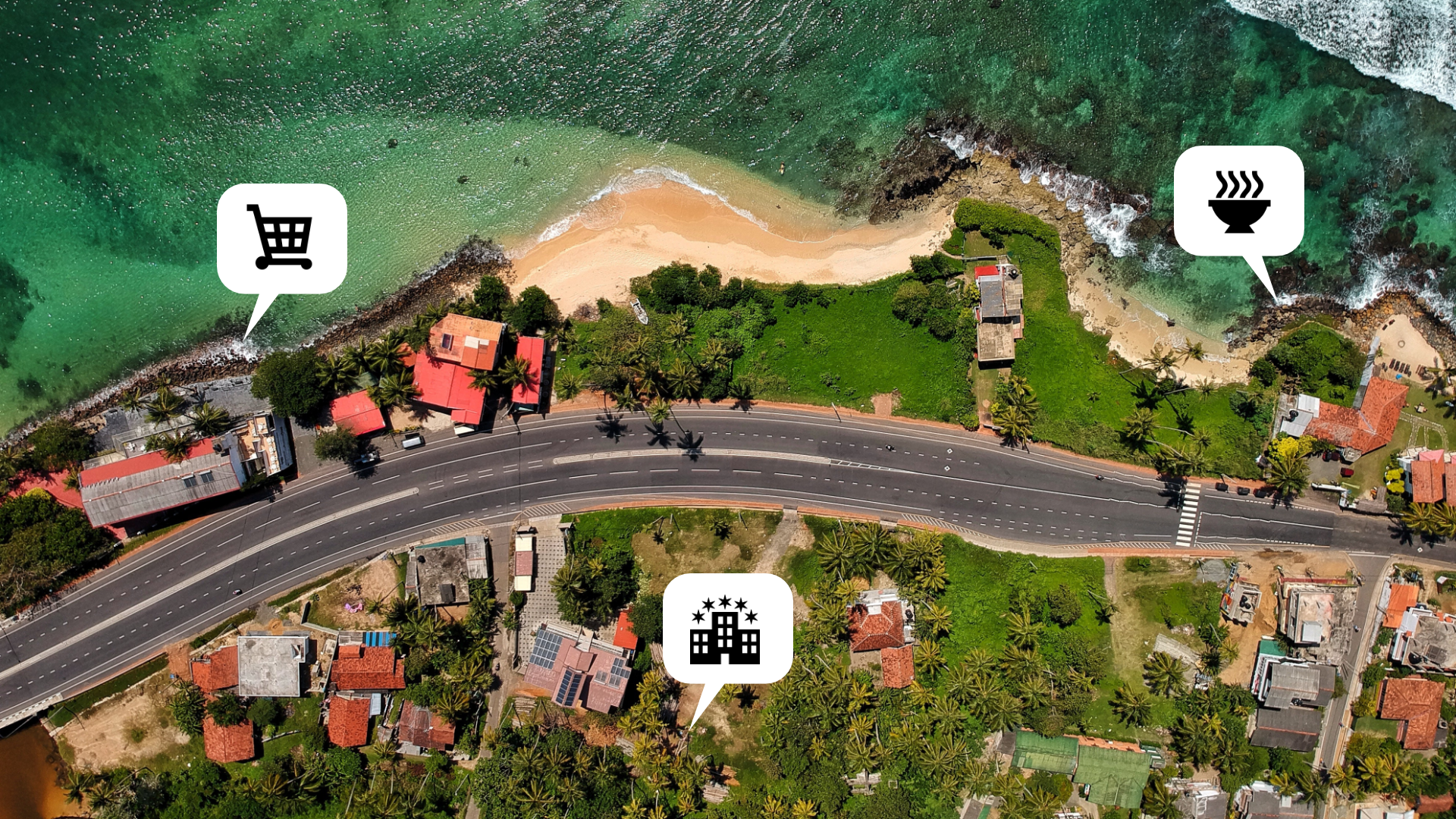 Zdjęcie, które zostało wykonane z góry przedstawia fragment morza i plaży, drogę biegnącą wzdłuż morza oraz budynki wokół drogi. Na zdjęciu wyróżnione są poprzez oznaczenie ich symbolami trzy miejsca. Na środku zdjęcia znajduje się hotel oznaczony symbolem budynku z gwiazdkami. Hotel od morza oddziela droga. Wokół hotelu znajduje się las. Po lewej stronie od hotelu, po przeciwnej stronie drogi znajdują się sklepy, które oznaczono symbolem wózka na zakupy. Po prawej stronie od hotelu, po przeciwnej stornie drogi znajduje się restauracja, oznaczona na zdjęciu symbolem filiżanki.