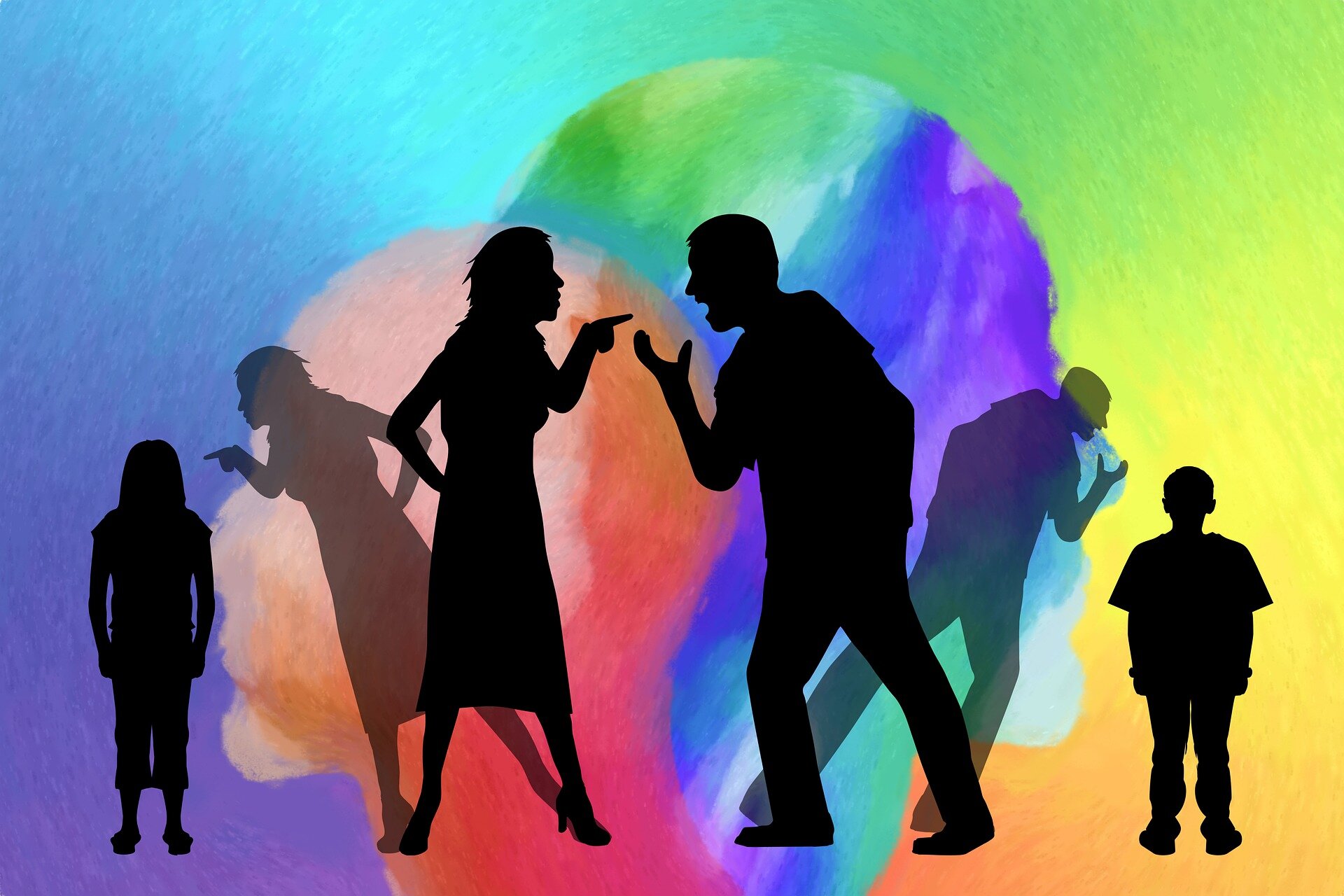 Ilustracja przedstawia czarne figury kłócących się ze sobą kobiety i mężczyzny. Występują oni na kolorowym tle, na którym widnieją profile dwóch głów - pierwsza odwrócona jest twarzą w lewą stroną, druga natomiast jest odwrócona w prawą stronę. Z lewej strony ilustracji widać czarną figurę dziewczynki, po prawej stronie - czarną figurę chłopca.