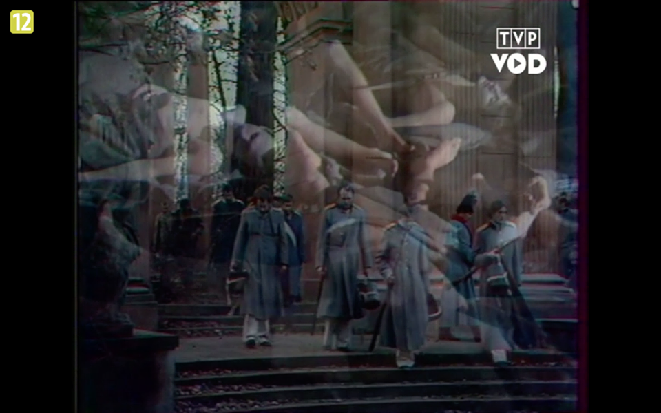 Fotografia przedstawia nakładające się na siebie dwa obrazy. Ukazani są tutaj umundurowani mężczyźni schodzący za schodów. Za ich plecami stoją kolumny. Drugie zdjęcie prezentuje rannych mężczyzn leżących na ziemi. Postaci są gęsto ułożone. Mają nagie piersi. Jedynie ich biodra są obwiązane wąskimi tkaninami.