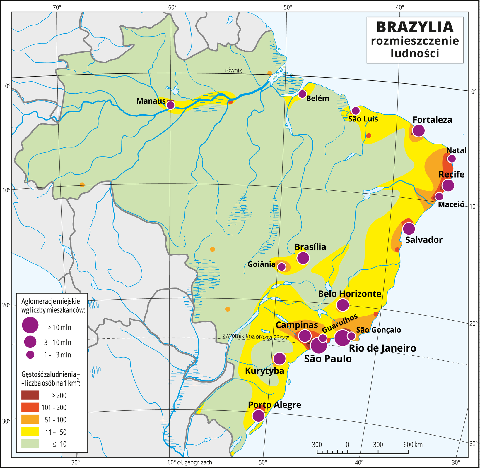 Ilustracja przedstawia mapę rozmieszczenia ludności w Brazylii. Kolorami od zielonego (w przewadze) przez żółty i pomarańczowy do czerwonego i brunatnego przedstawiono gęstość zaludnienia. Na wschodnich wybrzeżach przeważa kolor żółty (jedenaście do pięćdziesięciu osób na jeden kilometr kwadratowy). Wokół miast, które też przeważnie skupione są w tym rejonie – kolor pomarańczowy do brunatnego oznaczający dużą gęstość zaludnienia powyżej pięćdziesięciu osób na kilometr kwadratowy. Na mapie różnej wielkości sygnatury (koła) obrazujące aglomeracje miejskie wg liczby mieszkańców: São Paulo, Rio de Janeiro – powyżej dziesięciu milionów mieszkańców, Recife, Salvador, Kurytyba, Porto Alegre – od trzech do dziesięciu milionów mieszkańców. Kilkanaście mniejszych sygnatur oznaczających miasta o liczbie mieszkańców od jednego do trzech milionów mieszkańców. Dookoła mapy w białej ramce opisano współrzędne geograficzne co dziesięć stopni. W legendzie umieszczono i opisano kolory użyte na mapie.