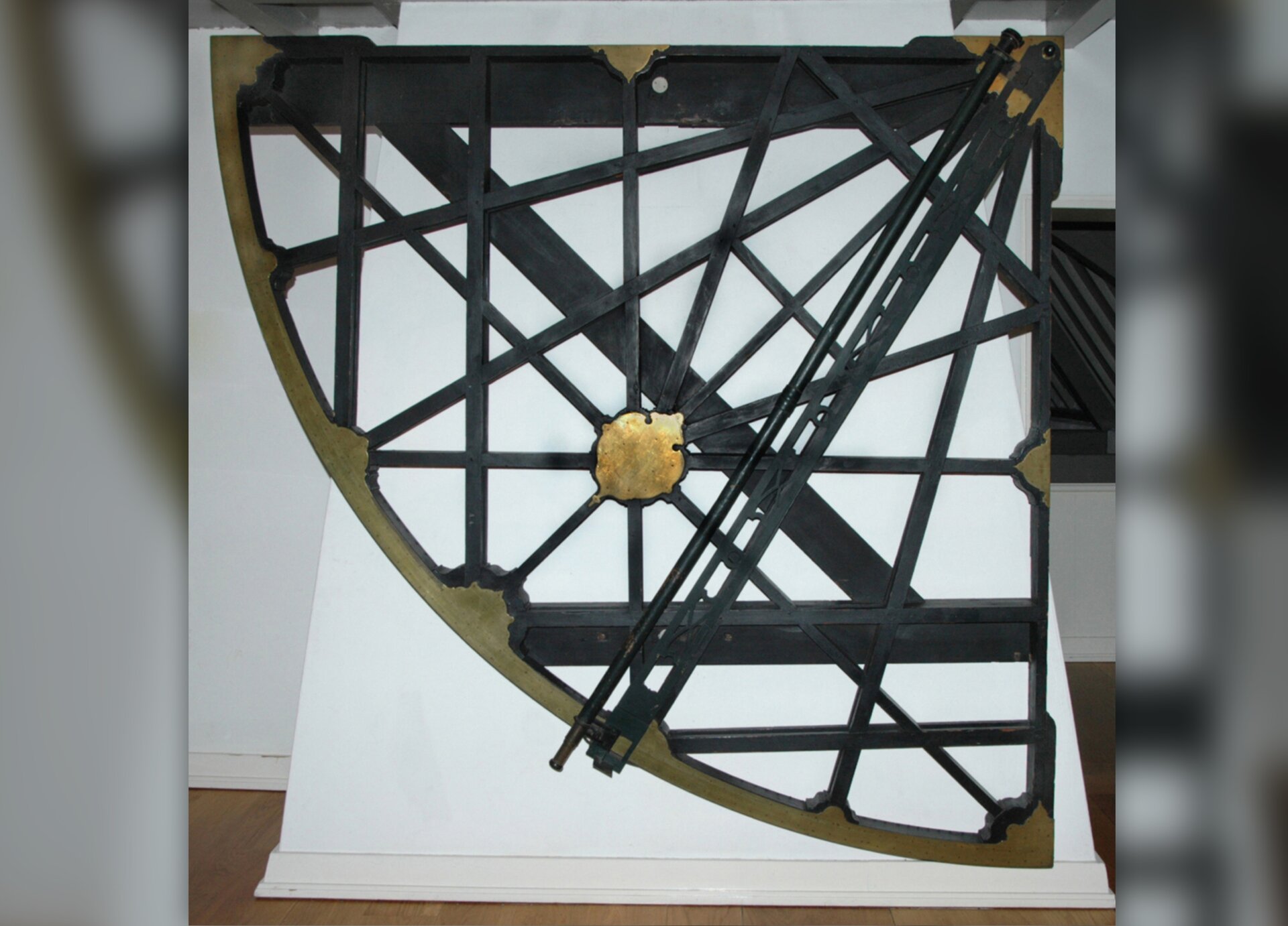 Fotografia przedstawia przyrząd do wyznaczania położenia geograficznego - kwadrant.