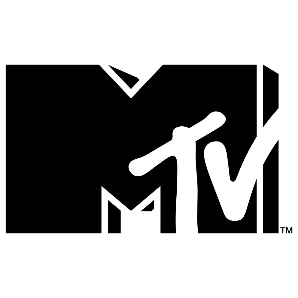 Ilustracja przedstawia logo MTV, jest to muzyczno‑rozrywkowa stacja telewizyjna powstała 7 lipca 2000 roku z połączenia filii MTV na Europę oraz polskiej telewizji muzycznej Atomic TV. Logo składa się z czarnej dużej litery „M” oraz na niej biały napis „TV”.