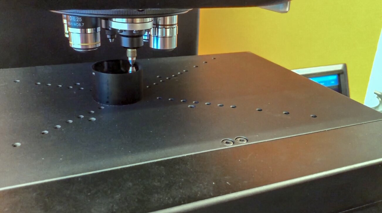 Rozpoczęcie pomiaru twardości wgłębnikiem Vickersa