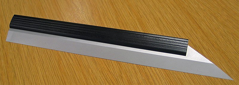 Zdjęcie przedstawia liniał. Jest to długie, sztywne narzędzie, zwykle wykonane z metalu lub tworzywa sztucznego, które posiada podziałkę w jednostkach metrycznych lub imperialnych.