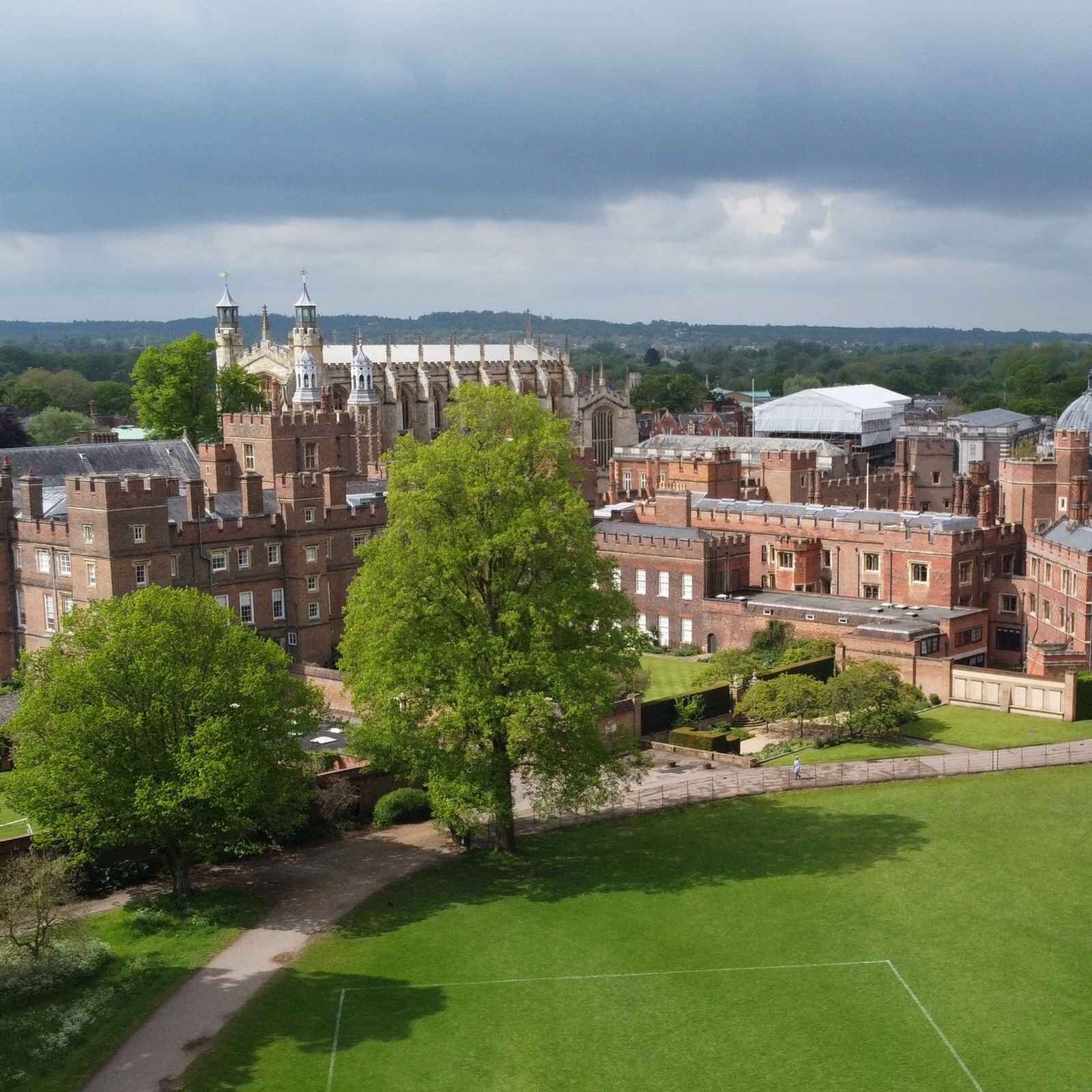 Zdjęcie przedstawia Eton, najsłynniejszą szkołę dla chłopców w Anglii. Ujęcie wykonano z lotu ptaka, ukazując budynek szkolny wraz z ogrodem.