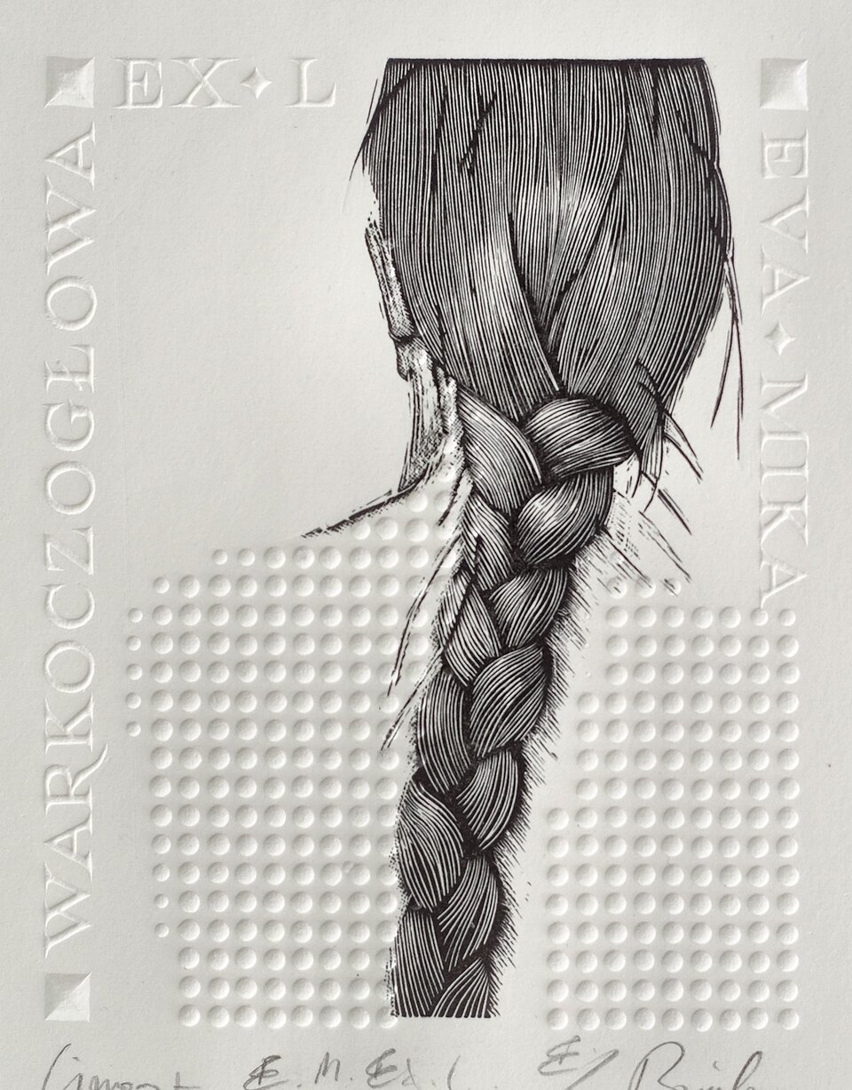 Ilustracja ukazuje głowę dziewczyny z tyłu. Włosy ma zaplecione w warkocz. Jej plecy to wklęsłe punkty. W narożach: dolnym lewym, górnym lewym i górnym prawym znajdują się wklęsłe kwadraciki. Na lewym boku wytłoczony jest tytuł, a na górnym i prawym inne napisy.