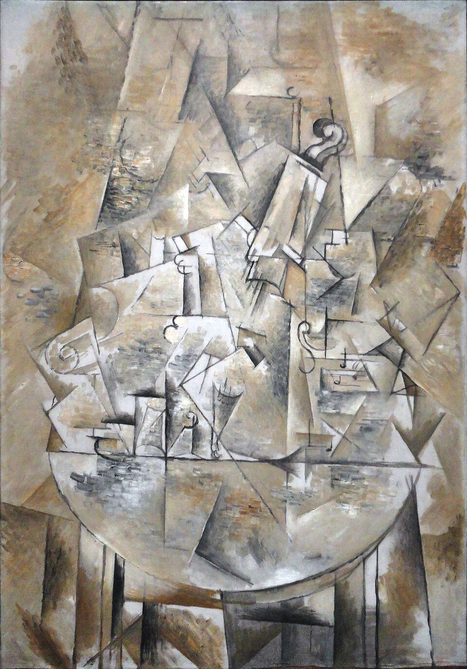 Ilustracja przedstawia obraz Georgesa Braque pt. „Martwa natura ze stolikiem”. Widzimy kontury stolika, jego nogi. Na stoliku nałożone są na siebie figury geometryczne, jedna na drugich, trudno rozpoznać, co one przedstawiają. Dzieło ma kompozycję statyczną, ale gęstą i rozbitą na nakładające się geometryczne płaszczyzny, które tworzą analityczną strukturę przedmiotów oglądanych z wielu stron jednocześnie. Kolorystyka jest monochromatyczna, oparta na brązach, szarościach i ochrach, co podkreśla konstrukcyjny charakter obrazu. Technika kubizmu analitycznego rozbija formy na fragmenty, zaciera kontury i buduje przestrzeń poprzez przenikające się płaszczyzny, a światłocień jest minimalny — zamiast wyraźnych cieni pojawia się subtelne różnicowanie tonów, które tworzy wrażenie głębi poprzez jasność i ciemność poszczególnych elementów.