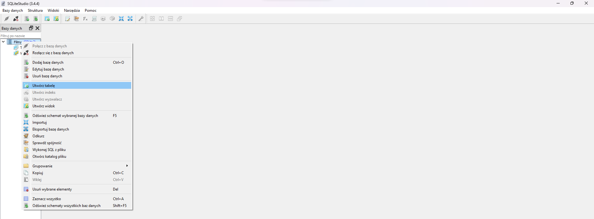 Na zdjęciu przedstawiono zrzut ekranu przedstawiający łączenie z bazą danych w programie SQL lite Studio.W górnej części okna aplikacji widoczny jest pasek narzędzi z następującymi opcjami: bazy danych, struktur, widoki, narzędzia, pomoc. Poniżej paska narzędzi znajdują się ikony. Ikony przedstawiają w kolejności: zapięte wtyczki, rozpięte wtyczki, serwer z zielonym znakiem plus, serwer z dwoma zielonymi strzałkami, bazę danych ze znakiem plus, bazę danych ze znakiem plus i błyskawicą, kartkę papieru z ołówkiem, serwer z dłonią trzymającą kartkę, Fx, kartka z dwoma nawiasami ostrymi skierowanymi na zewnątrz, element z literami AZ, klocek dwa na dwa, cztery strzałki w układzie kwadratu skierowane do wewnątrz, cztery strzałki w układzie kwadratu skierowane na zewnątrz, klucz, cztery kwadraty w układzie kwadratu, dwa podłużne pionowe prostokąty obok siebie, dwa podłużne poziome prostokąty obok siebie, trzy okna ustawione jedno za drugim. Poniżej aplikacja podzielona jest na dwa obszary. Małe okno po lewej stronie ma tytuł: Bazy danych. Obok tytułu znajduje się znak powiększenia okna oraz zamknięcia. Poniżej znajduje się pole wyszukiwania. Na polu widoczny jest napis: filtruj po nazwie. Niżej widoczna jest utworzona baza danych: filmy. Po naciśnięciu na nią prawym klawiszem myszy pojawia sięmenuwyboru  w formie listy. Kolejne pozycje listy: połącz z bazą danych, rozłącz się z bazą danych, dodaj bazę danych, edytuj bazę danych, usuń bazę danych, utwórz tabelę, utwórz indeks, utwórz wyzwalacz, utwórz widok, odśwież schemat wybranej bazy danych, importuj, eksportuj bazę danych, odkurz, sprawdź spójność, wykonaj SQL z pliku, otwórz katalog z pliku, grupowanie, kopiuj, wklej, usuń wybrane elementy, zaznacz wszystko, odśwież schematy wszystkich baz danych. Opcja utwórz tabelę jest podświetlona.W prawej części okna znajduje się właściwy obszar roboczy. 