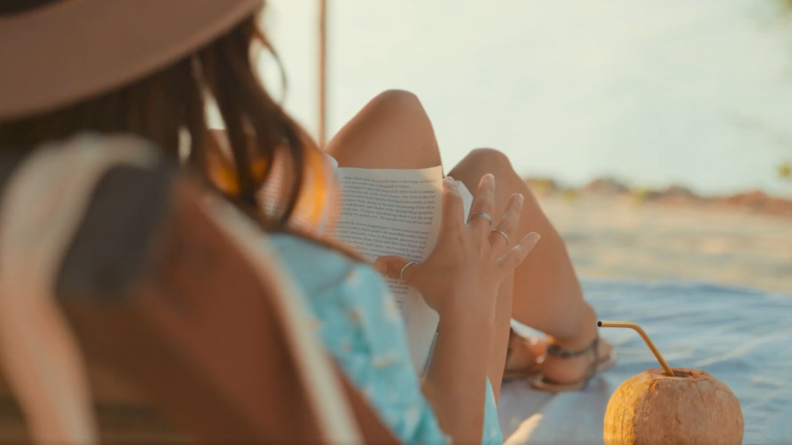   3. Im Urlaub lässt man sich nicht so leicht aus der Fassung bringen

Im Urlaub entspannt sich der Körper und geht in den Ruhemodus über. Er ist nicht mehr dem Stress und den belastenden Reizen des Alltags ausgesetzt, sodass man seltener aus dem Gleichgewicht und aus der Fassung gerät.

Ilustracja ukazuje kobietę leżącą na kocu. Na jej głowie widoczny jest  kapelusz. W dłoni trzyma otwartą książkę. Obok niej stoi wydrążony kokos z umieszczoną  wewnątrz słomką.