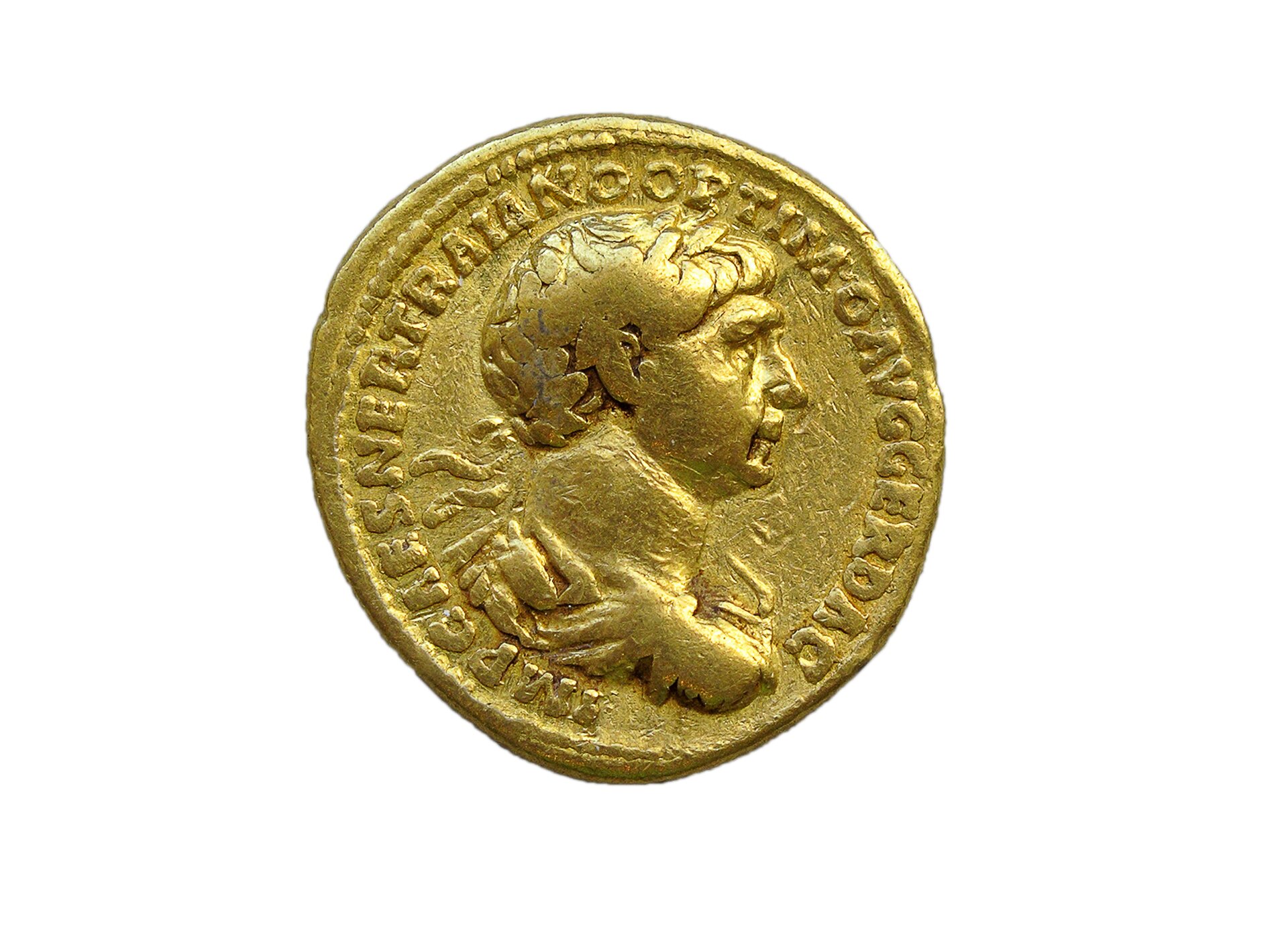 Ilustracja przedstawia złotą monetę na białym tle. Na aureusie wybite jest popiersie cesarza Trajana.