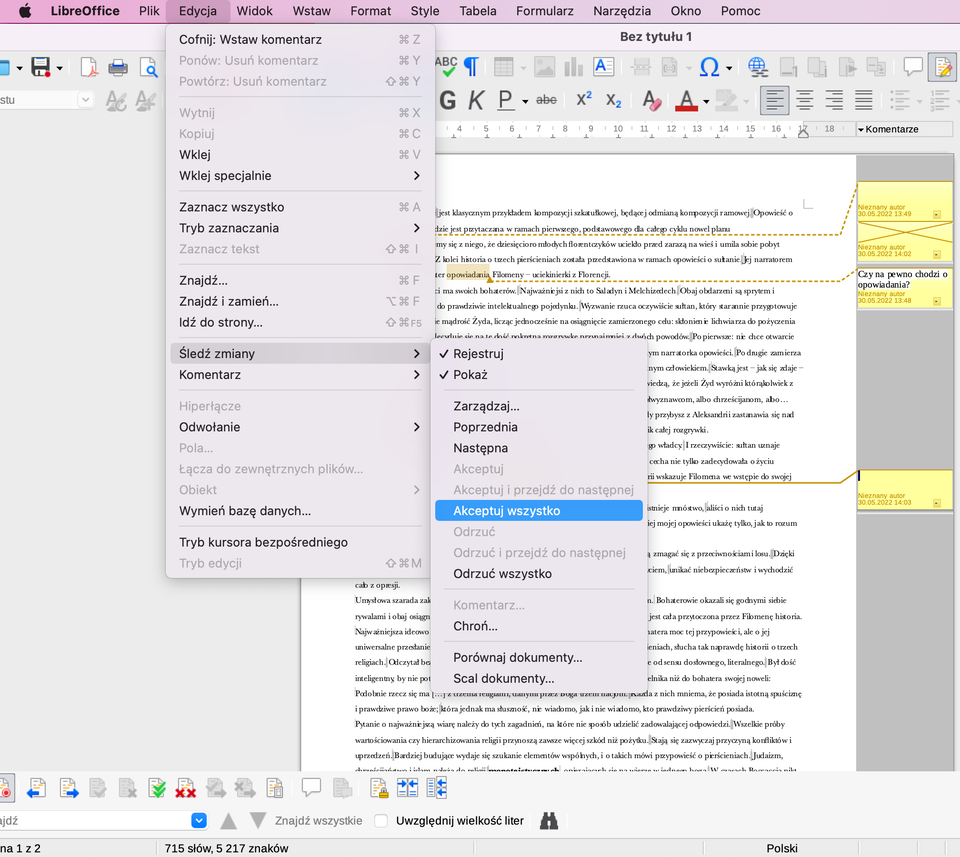 Ilustracja przedstawia fragment paska narzędzi w programie  LibreOffice Writer . W górnej części widoczne są zakładki: Plik, Edycja, Wstaw, Format, Style, Tabela, Formularz, Narzędzia, Okno, Pomoc. Wybrana jest zakładka Edycja, poniżej znajduje się lista z pozycjami: Cofnij: Wstaw komentarz, Ponów: Usuń komentarz, Powtórz: Usuń komentarz, Wytnij, Kopiuj, Wklej, Wklej specjalnie, Zaznacz wszystko, Tryb zaznaczania, Zaznacz tekst, Znajdź…, Znajdź i zamień…, Idź do strony…, Śledź zmiany, Komentarz, Hiperłącze, Odwołanie, Pola…, Łącza do zewnętrznych plików…, Obiekt, Wymień bazę danych…, Tryb kursora bezpośredniego, Tryb edycji. Zaznaczona jest opcja: Śledź zmiany, a obok rozwinięta kolejna lista z pozycjami: Rejestruj, Pokaż, Zarządzaj…, Poprzednia, Następna, Akceptuj, Akceptuj i przejdź do następnej, Akceptuj wszystko, Odrzuć, Odrzuć i przejdź do następnej, Odrzuć wszystko, Komentarz…, Chroń…, Porównaj dokumenty…, Scal dokumenty… . Wybrana jest opcja: Akceptu wszystko. 
