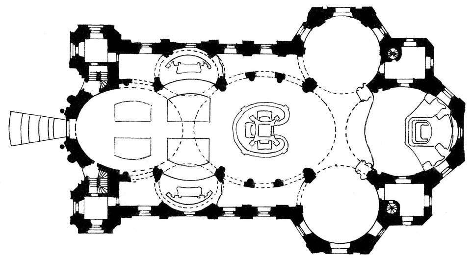 Rzut poziomy symetrycznego kościoła z nawą główną, ławkami, centralną rotundą oraz bocznymi kaplicami i półkolistym prezbiterium.