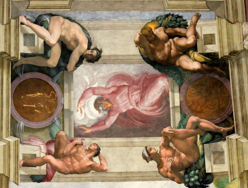 Ilustracja przedstawia fragment fresku, na którym przedstawiono scenę biblijną. W centrum ilustracji znajduje się prostokątne pole, na którym namalowano postać Boga. Namalowano go tak, że nogi są po prawej stronie, a ręce po lewej stronie ilustracji. Ma on ciało mężczyzny i ubrany jest w jasnoróżowe szaty, zakrywające całe jego ciało. Szaty są rozwiane wokół niego. Ma uniesione ręce do góry, a nad nimi kłębią się chmury lub dym. Twarz jest zamazana, ukazana bez szczegółów. Dookoła tej sceny znajdują się czterej nadzy mężczyźni, w każdym rogu po jednym, którzy siedzą na kamiennych blokach. Postacie po lewej stronie siedzą na blokach równoległych do lewej krawędzi ilustracji, tak, że obraz z Bogiem mają nad głowami. Pomiędzy dwoma postaciami znajdują się okrągłe, złotawe medaliony. Postacie po prawej stronie siedzą na blokach równoległych do prawej krawędzi ilustracji, tak, że obraz z Bogiem mają nad głowami. Pomiędzy dwoma postaciami również znajdują się okrągłe, złotawe medaliony.