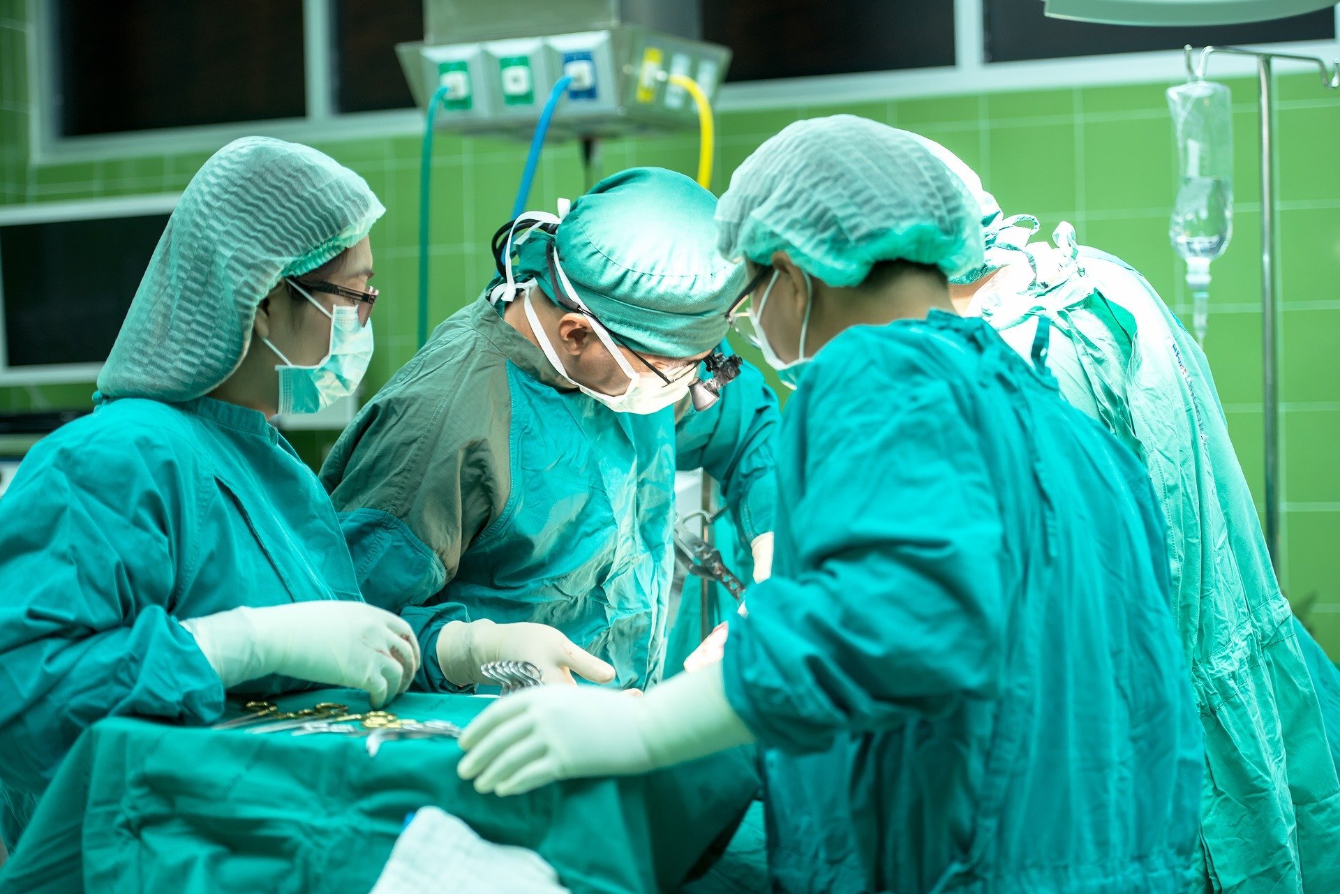 Zdjęcie przedstawia lekarzy podczas operacji. 