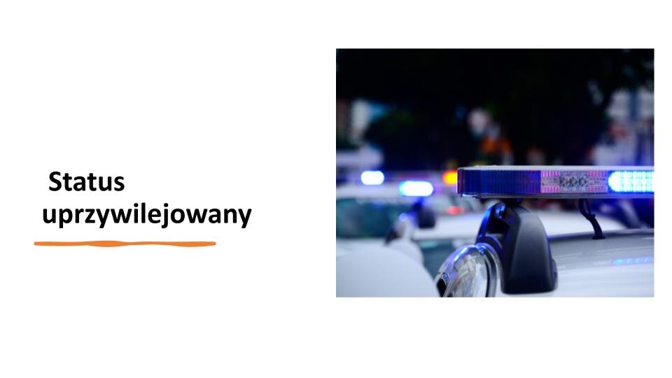 Biały slajd. Z lewej strony napis: „Status uprzywilejowany”. Obok, z prawej strony, zdjęcie przedstawiające niebieskie, włączone światła umieszczone na dachach pojazdów. 